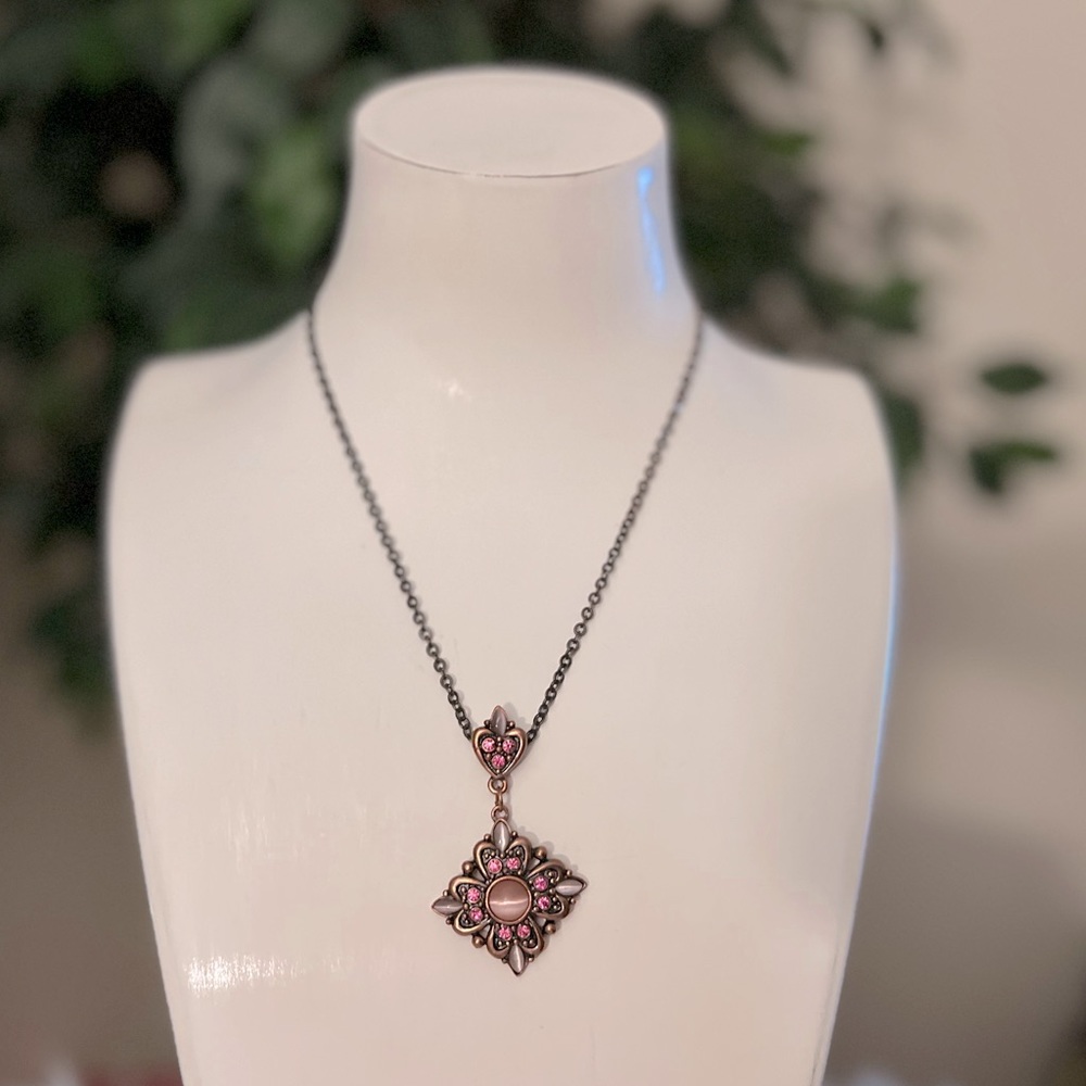 ✔️Copper necklace with pink crystals